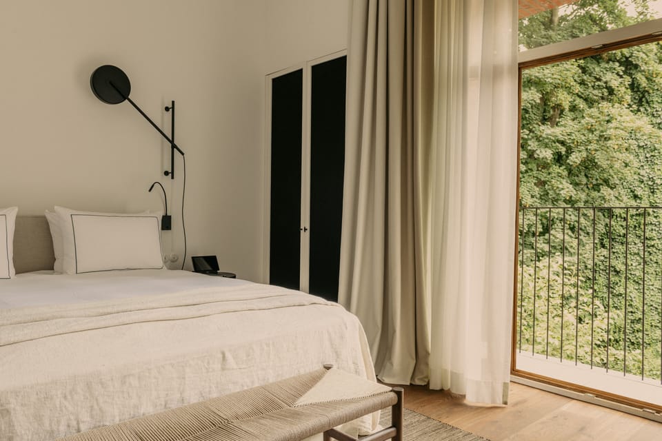 Room, 1 King Bed | Premium bedding, in-room safe, soundproofing, iron/ironing board