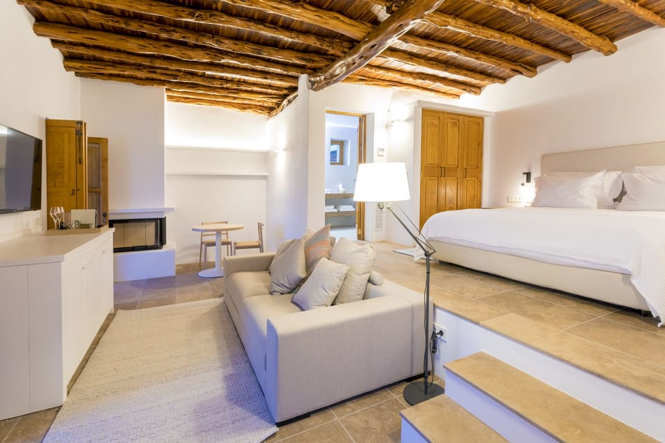 Suite, Terrace | Minibar, in-room safe, desk, iron/ironing board (on request)