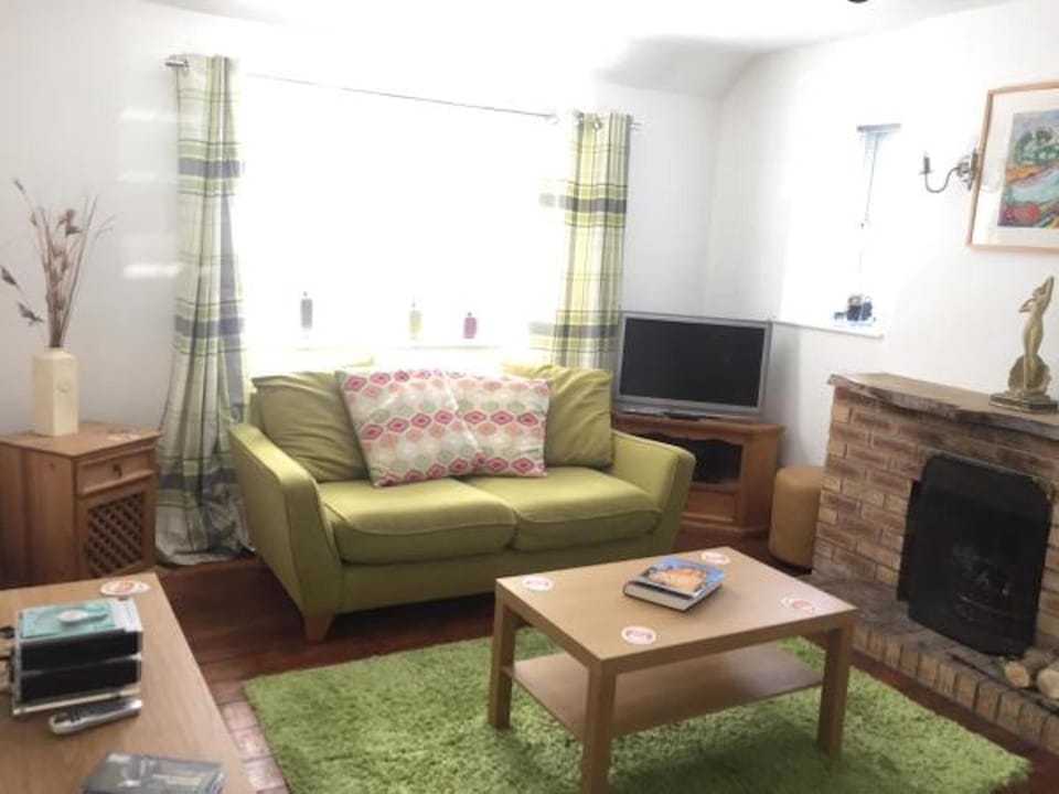 Cottage, 3 Bedrooms, Non Smoking, River View | Living room | 32-inch flat-screen TV with satellite channels, TV, fireplace