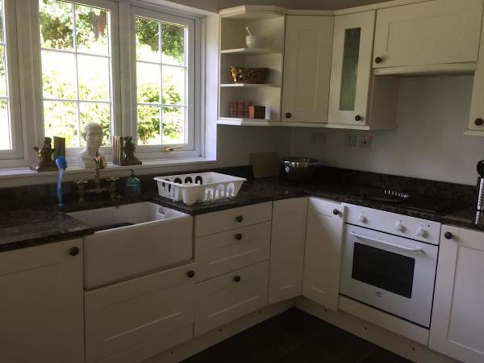 Cottage, 3 Bedrooms, Non Smoking, River View | Private kitchen | Fridge, microwave, oven, stovetop