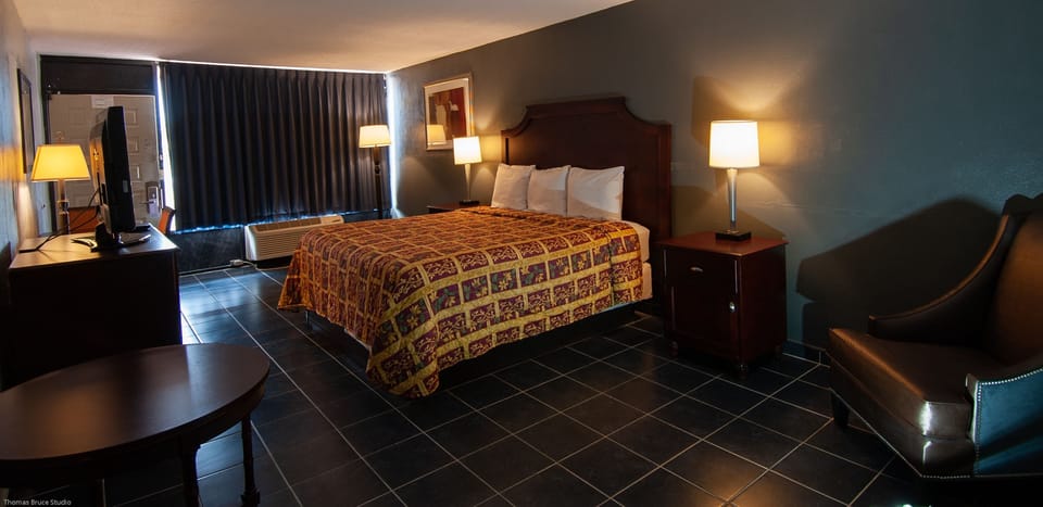Deluxe Room, 1 King Bed, Non Smoking | Desk, free WiFi, bed sheets