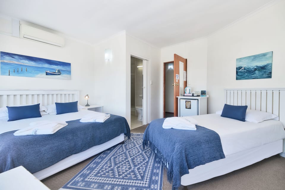 Comfort Triple Room | Premium bedding, minibar, in-room safe, laptop workspace