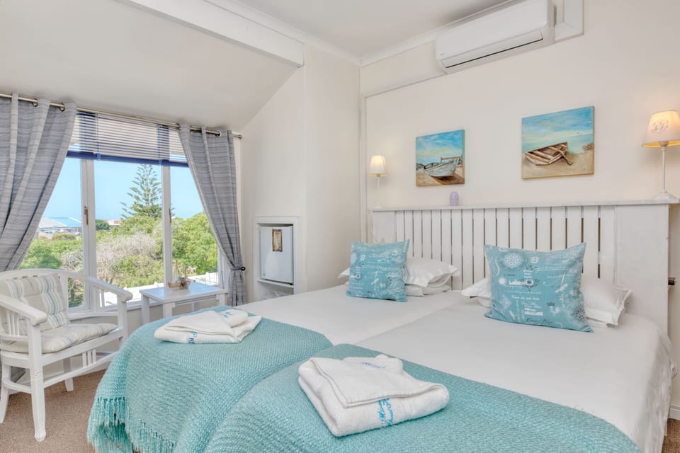 Standard Twin Room | Premium bedding, minibar, in-room safe, laptop workspace