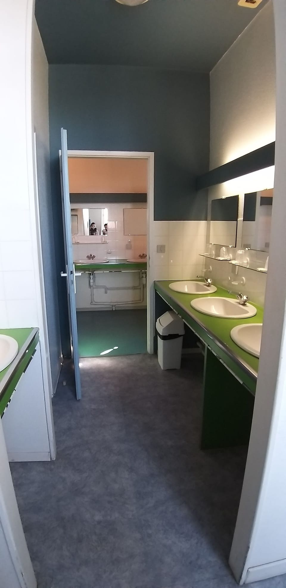 Triple Room (Les Chevreuils) | Bathroom | Shower, free toiletries, towels