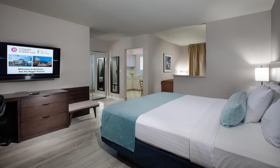 Suite, 1 King Bed (Coast Premium King Mini Suite) | Egyptian cotton sheets, premium bedding, desk, laptop workspace