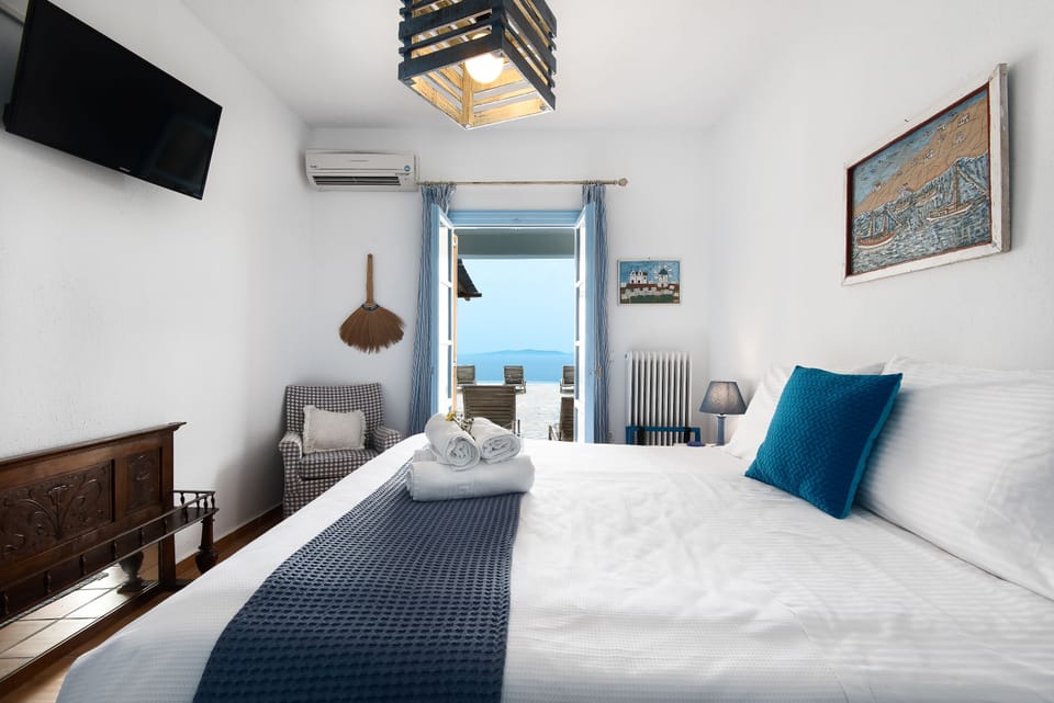 Premium bedding, in-room safe, individually decorated
