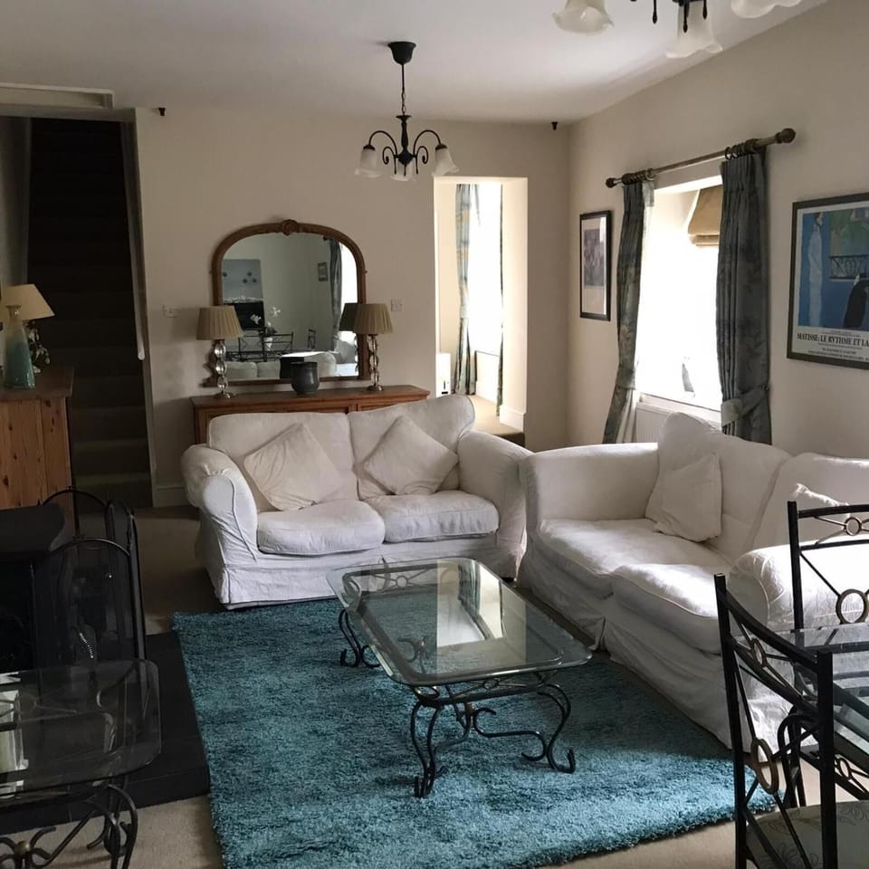 32-inch flat-screen TV with digital channels, TV