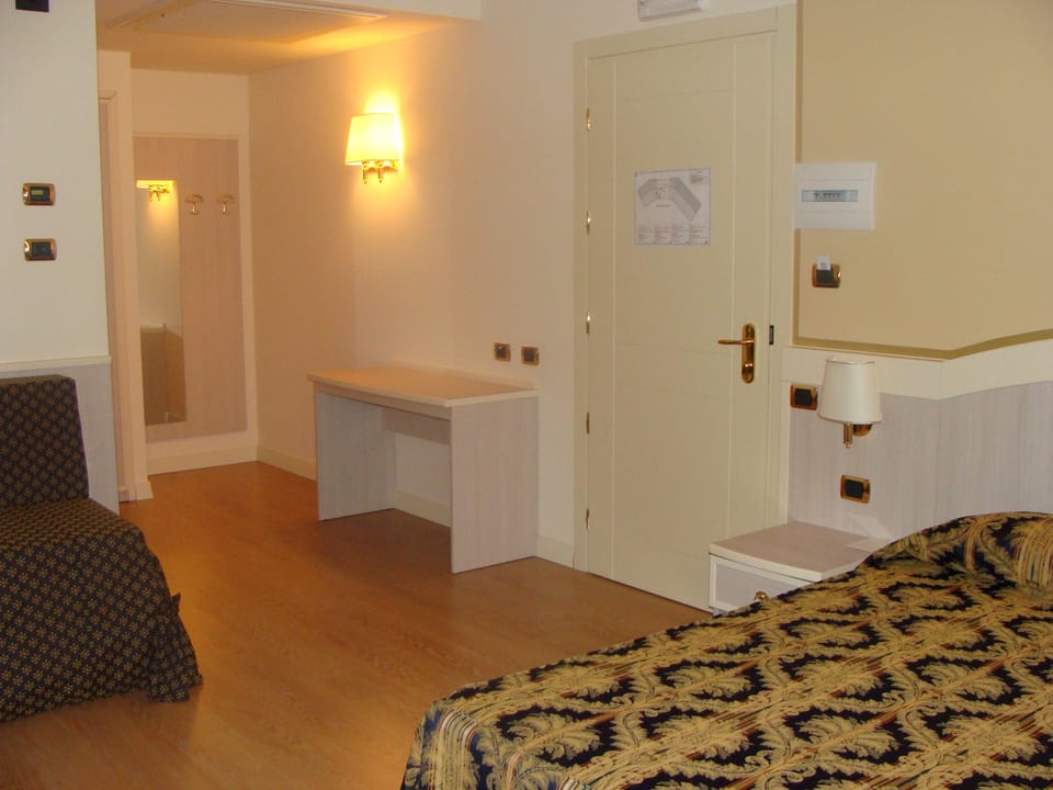 Minibar, desk, soundproofing, cribs (surcharge)