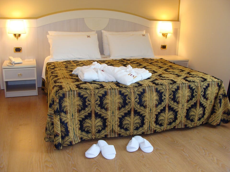 Minibar, desk, soundproofing, cribs (surcharge)