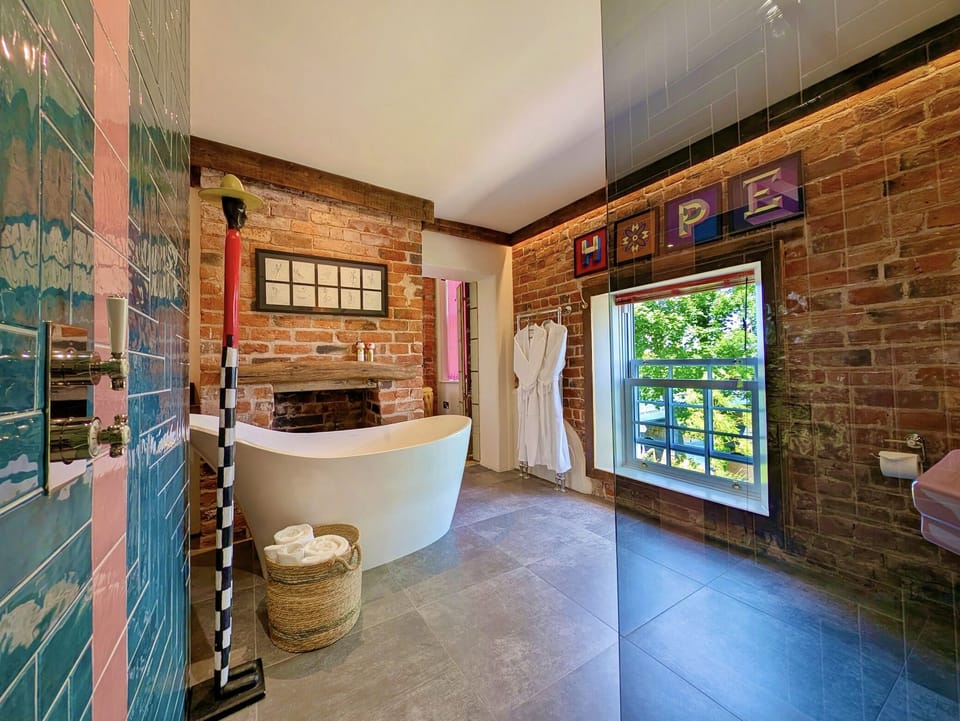 Superior Suite, Ensuite | Bathroom | Shower, rainfall showerhead, designer toiletries, hair dryer