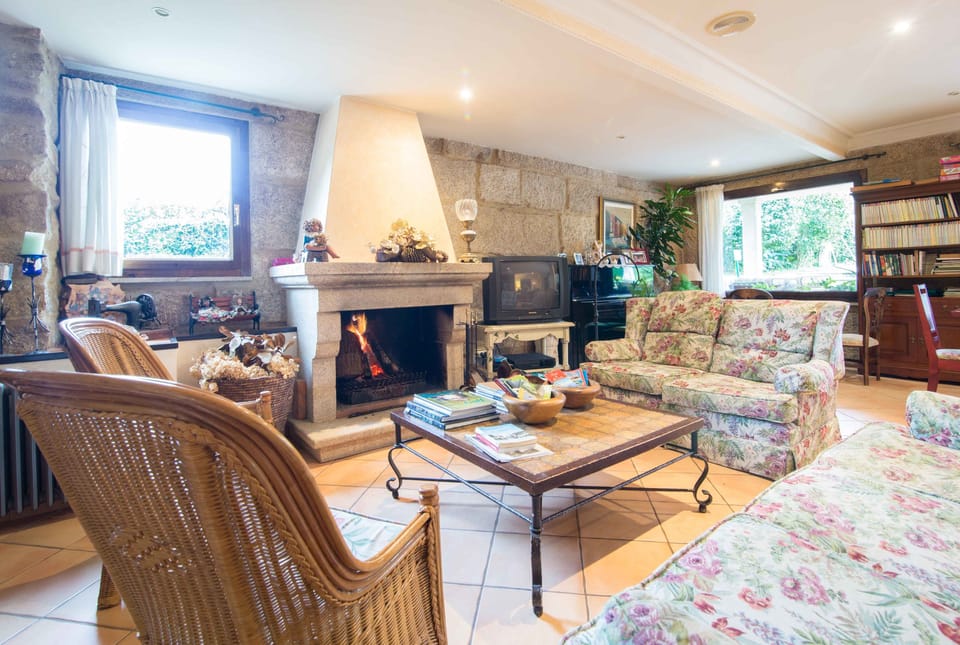 Double Room, 1 Double Bed | Living area | Flat-screen TV