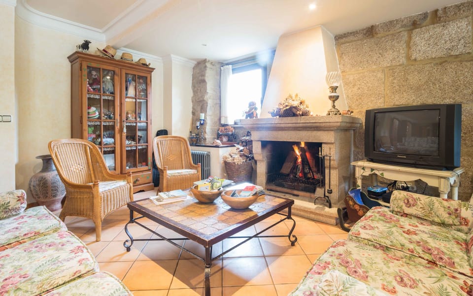 Double Room, 1 Double Bed | Living area | Flat-screen TV