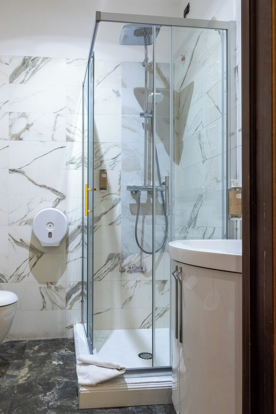 Superior Room | Bathroom | Shower, free toiletries, hair dryer, bidet