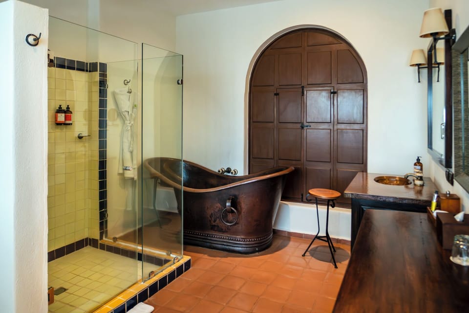 Deluxe Room, 1 King Bed | Bathroom | Free toiletries, hair dryer, bathrobes, slippers