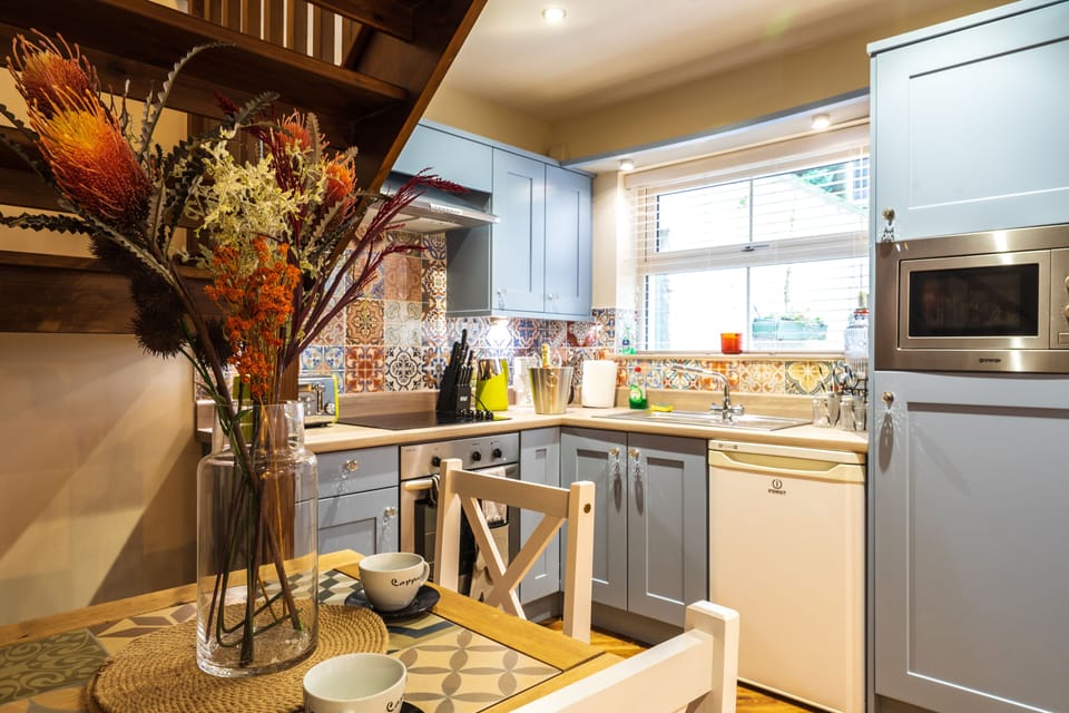 Private kitchen | Fridge, microwave, oven, stovetop