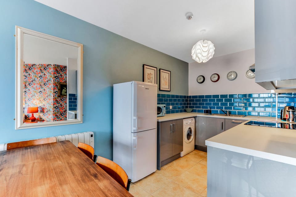 Private kitchen | Fridge, microwave, oven, stovetop