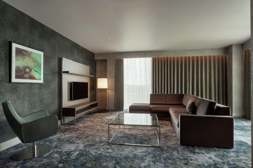 Executive Suite, 1 Bedroom | Premium bedding, pillowtop beds, minibar, in-room safe