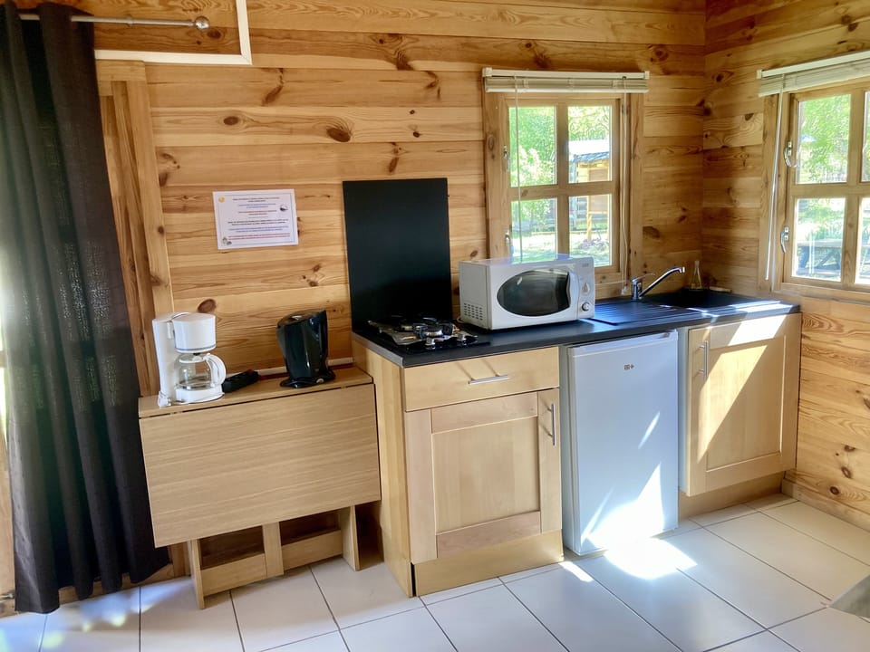 Cottage, Non Smoking, Shared Bathroom | Private kitchenette | Electric kettle