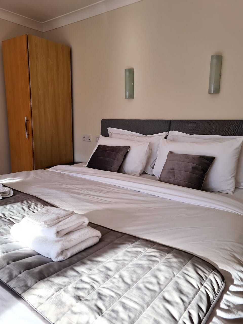 Deluxe Double Room, 1 King Bed, Private Bathroom | 1 bedroom, desk, soundproofing, free WiFi