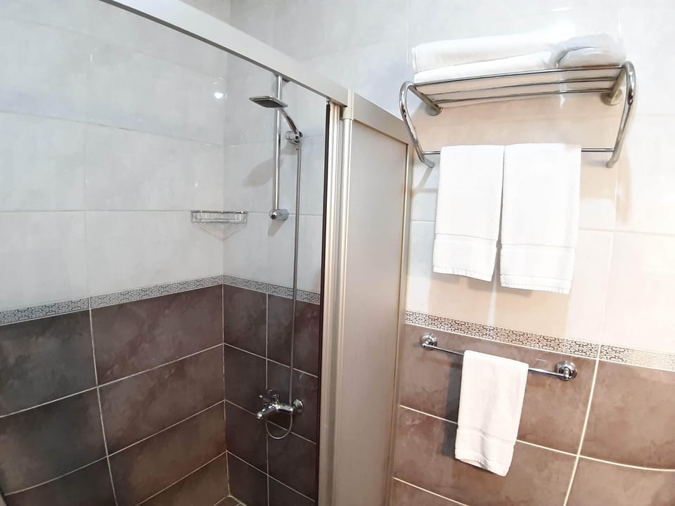 Standard Quadruple Room | Bathroom shower