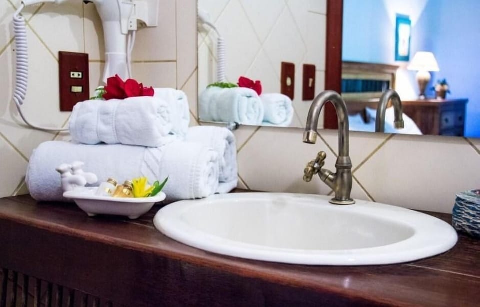 Superior Room, Multiple Beds, Pool View (Beija-flor) | Bathroom sink
