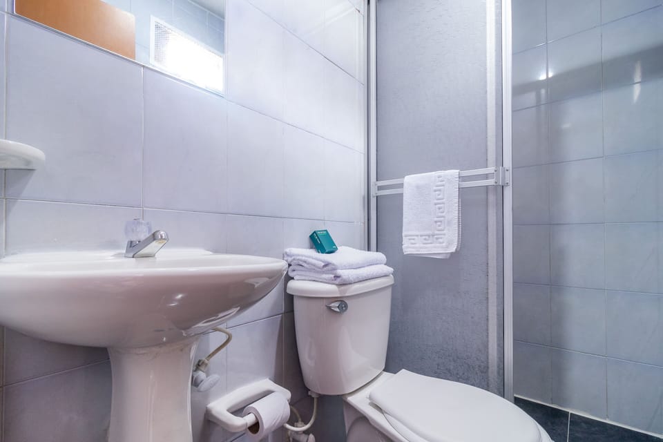 Shower, rainfall showerhead, free toiletries, towels