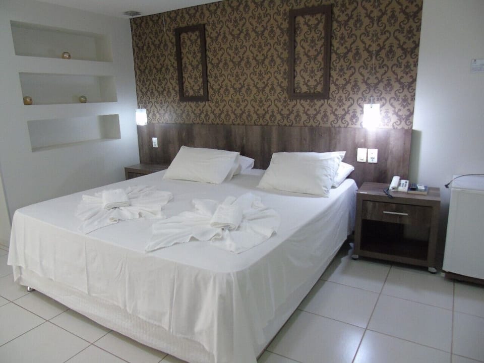 Standard Double Room Single Use, 1 Double Bed, Non Smoking | Bathroom | Shower, free toiletries, towels