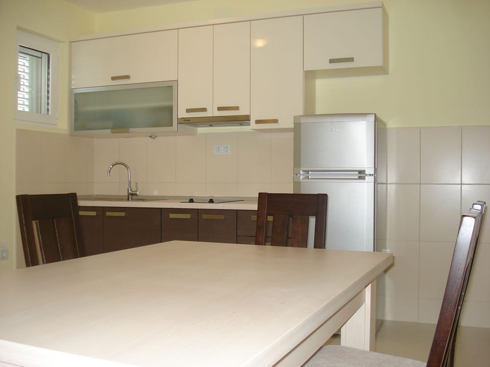 Fridge, stovetop, coffee/tea maker, electric kettle