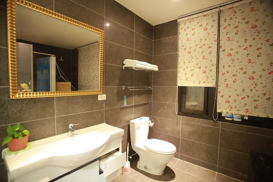 Deluxe Quadruple Room | Bathroom | Shower, free toiletries, hair dryer, slippers