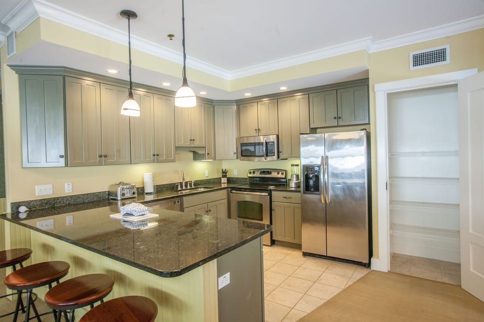 Presidential Condo, 4 Bedrooms, Non Smoking | Private kitchen | Full-size fridge, microwave, oven, stovetop