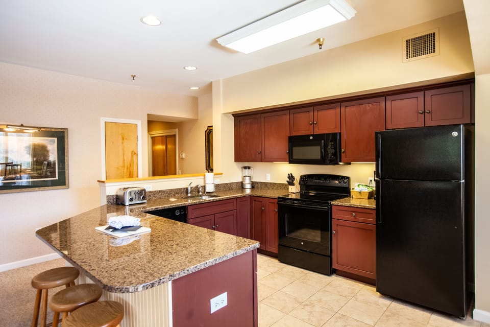 Deluxe Condo, 3 Bedrooms | Private kitchen | Full-size fridge, microwave, oven, stovetop