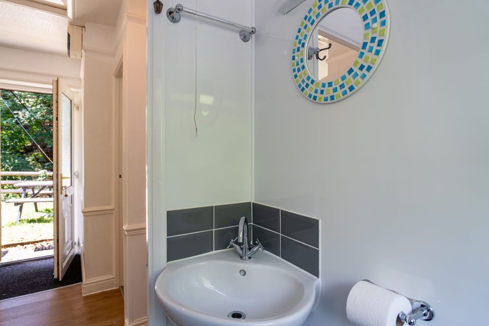 Cabin, 2 Bedrooms | Bathroom | Combined shower/tub, towels