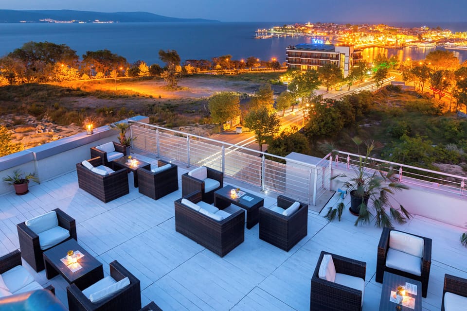 Breakfast, lunch, dinner served; ocean views