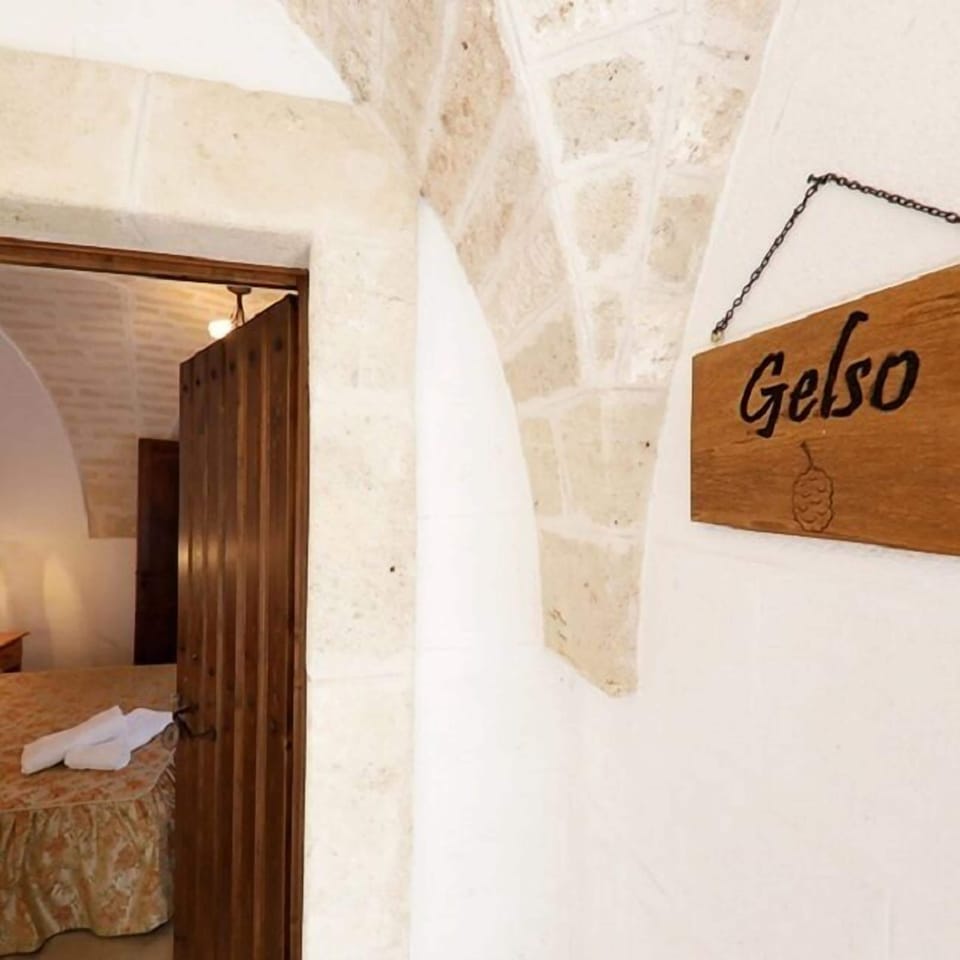 Double Room, Patio (Gelso) | Desk, blackout drapes, soundproofing, iron/ironing board (on request)