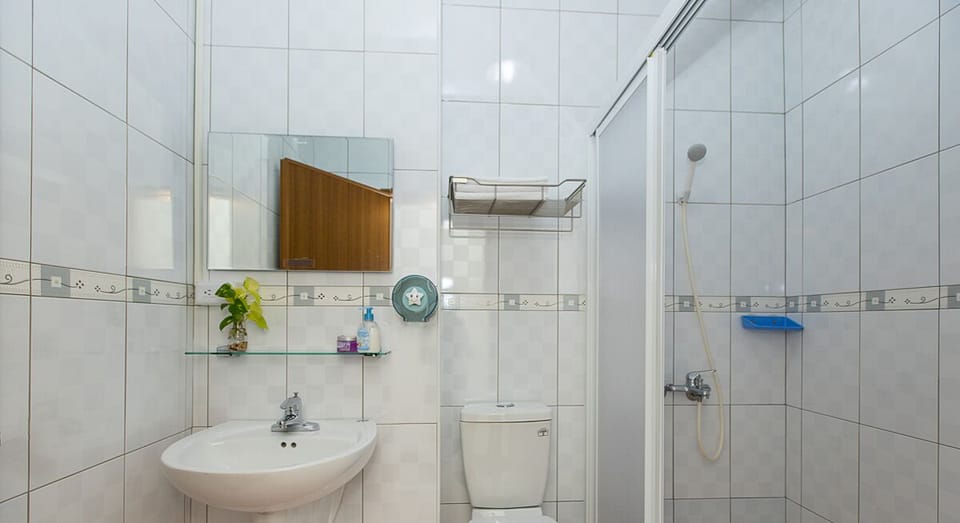 Premier Double Room, 1 Bedroom | Bathroom | Shower, rainfall showerhead, hair dryer, slippers