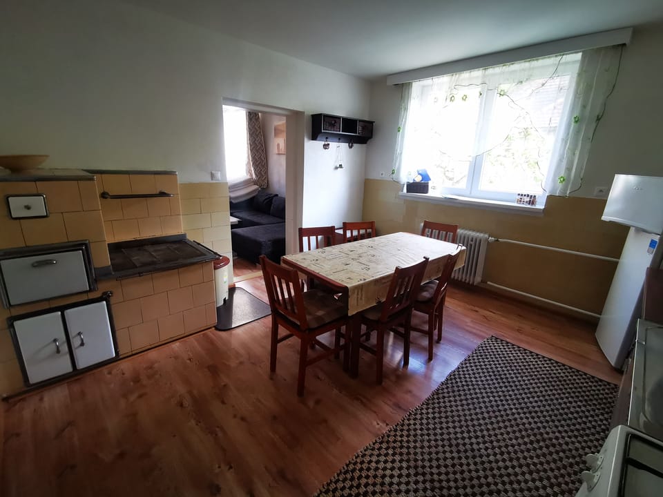Full-size fridge, microwave, oven, stovetop
