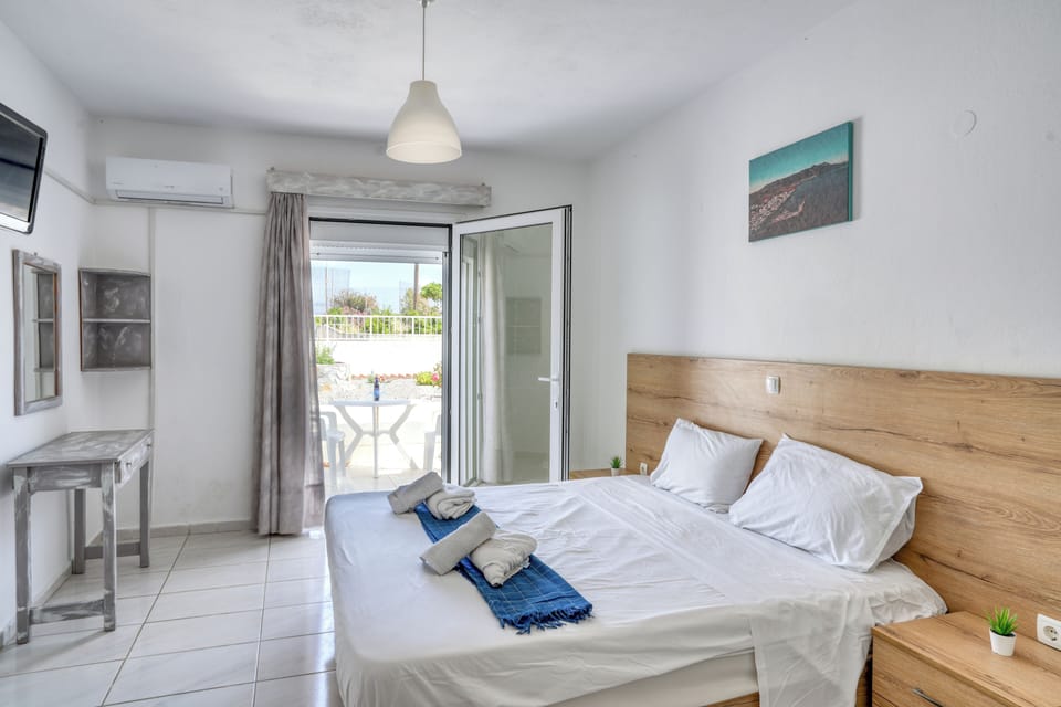 Basic Room | Desk, laptop workspace, iron/ironing board, free WiFi