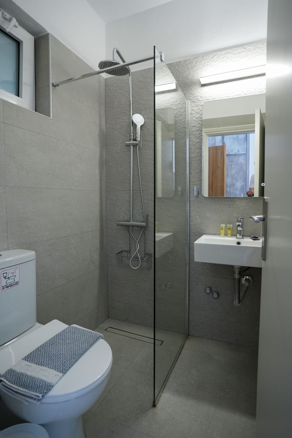 Shower, rainfall showerhead, free toiletries, hair dryer