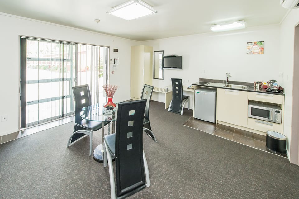 One Bedroom Spa Suite | Private kitchenette | Fridge, microwave, coffee/tea maker, electric kettle