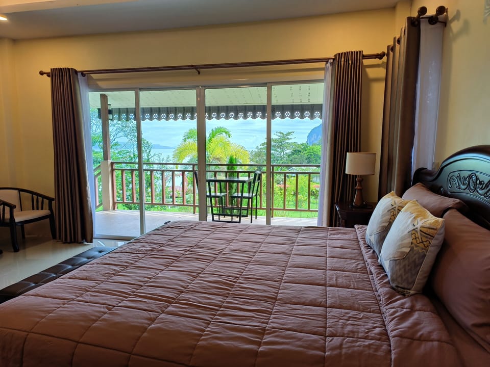 Deluxe Quadruple Room | Blackout drapes, soundproofing, free WiFi, bed sheets