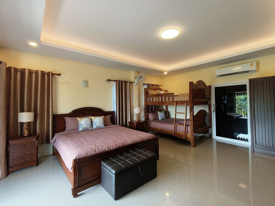 Deluxe Quadruple Room | Blackout drapes, soundproofing, free WiFi, bed sheets