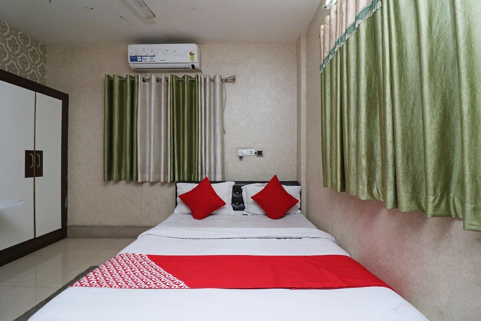Standard Double Room | Laptop workspace, bed sheets