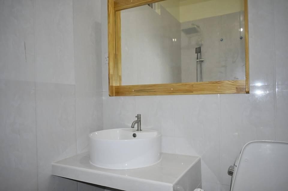 Deluxe Double or Twin Room, 1 King Bed | Bathroom | Shower, free toiletries, hair dryer, towels