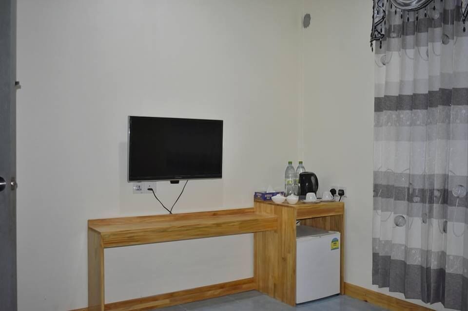 Deluxe Double or Twin Room, 1 King Bed | Television
