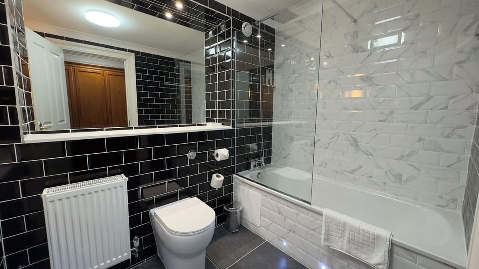 Courtyard Double | Bathroom | Free toiletries, hair dryer, bathrobes, towels