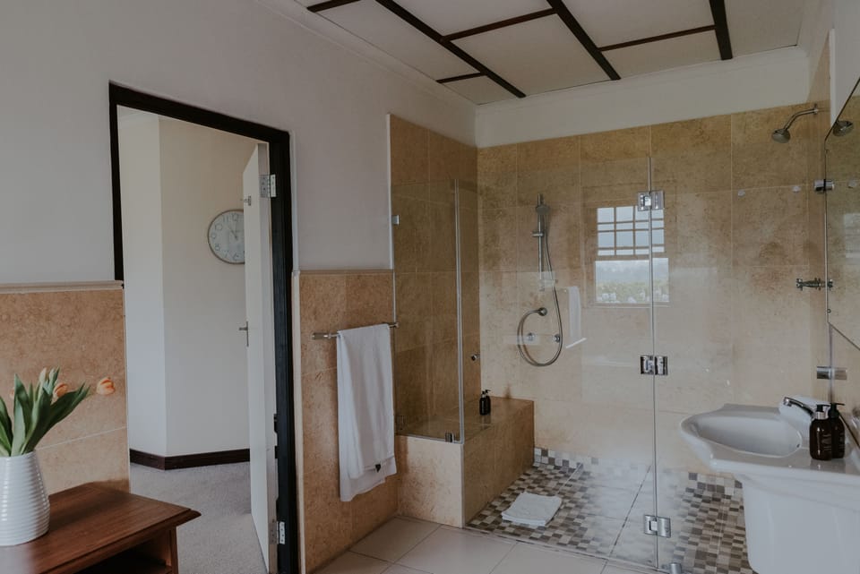 Luxury Room | Bathroom | Separate tub and shower, deep soaking tub, rainfall showerhead