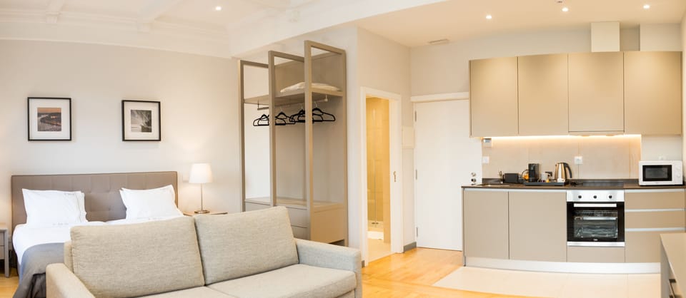 Studio, Courtyard View (4) | Living area | 32-inch flat-screen TV with cable channels, LCD TV