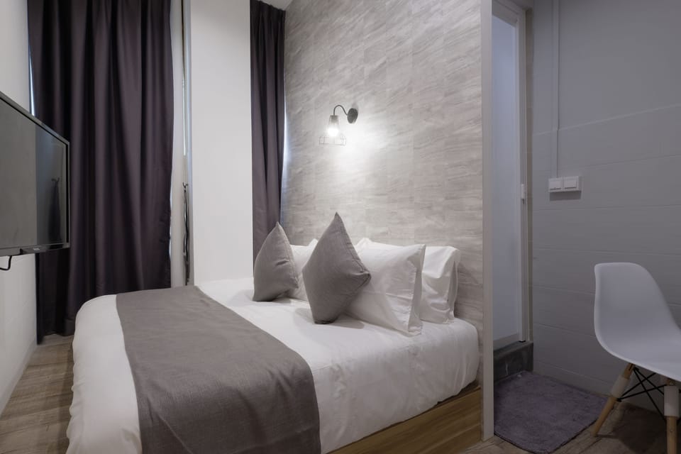 Deluxe Double Room | Select Comfort beds, in-room safe, desk, laptop workspace