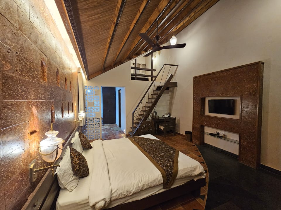 Deluxe Room, 1 King Bed, Smoking, Garden View | 1 bedroom, desk, WiFi (free), bed sheets