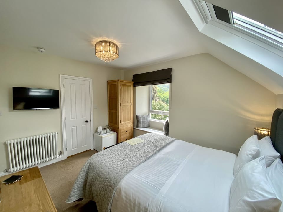 Economy Room, 1 King Bed (shower) | Premium bedding, individually decorated, individually furnished